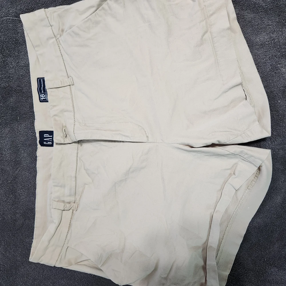 GAP Cream Cargo Shorts with Tailored Fit - Picture 3 of 7